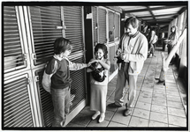 402459 Afbeelding van twee kinderen met een kat tijdens een open dag in het Stichts Asyl voor Dieren (Oude Houtensepad ...